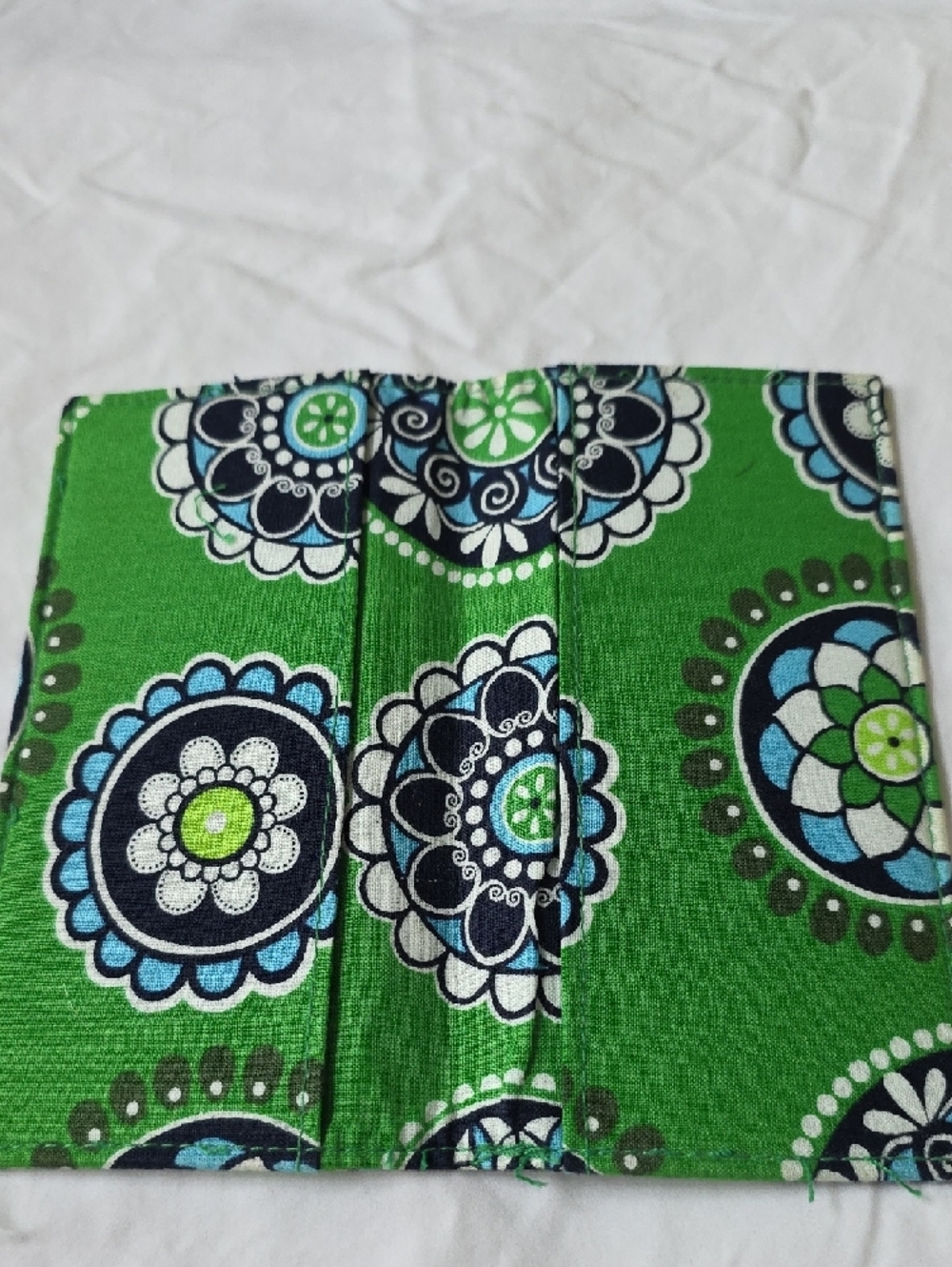 NWOT Vera Bradley Cupcakes Green Checkbook Cover - Picture 3 of 6